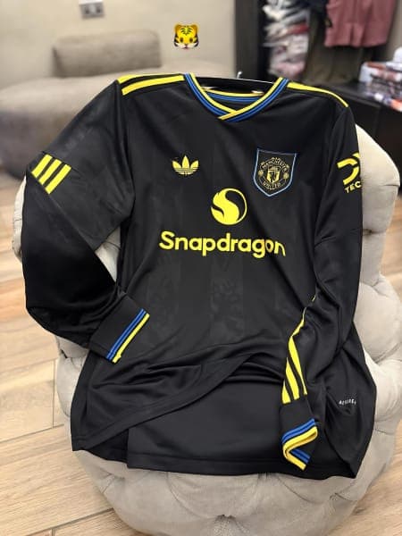 Authentic MAN UNITED AWAY 3RD KIT IN LONG-SLEEVE - image 1